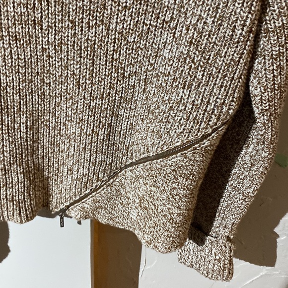 Beige tweed turtleneck sweater - Picture 3 of 3
